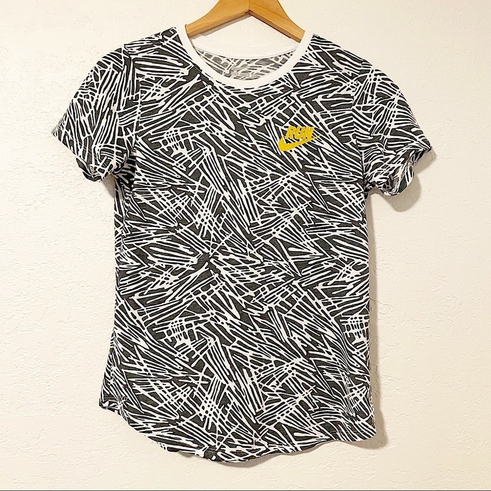 Nike Run Grey &‎ White Palm Print with Yellow Swoosh Crew Neck Tee Size Medium